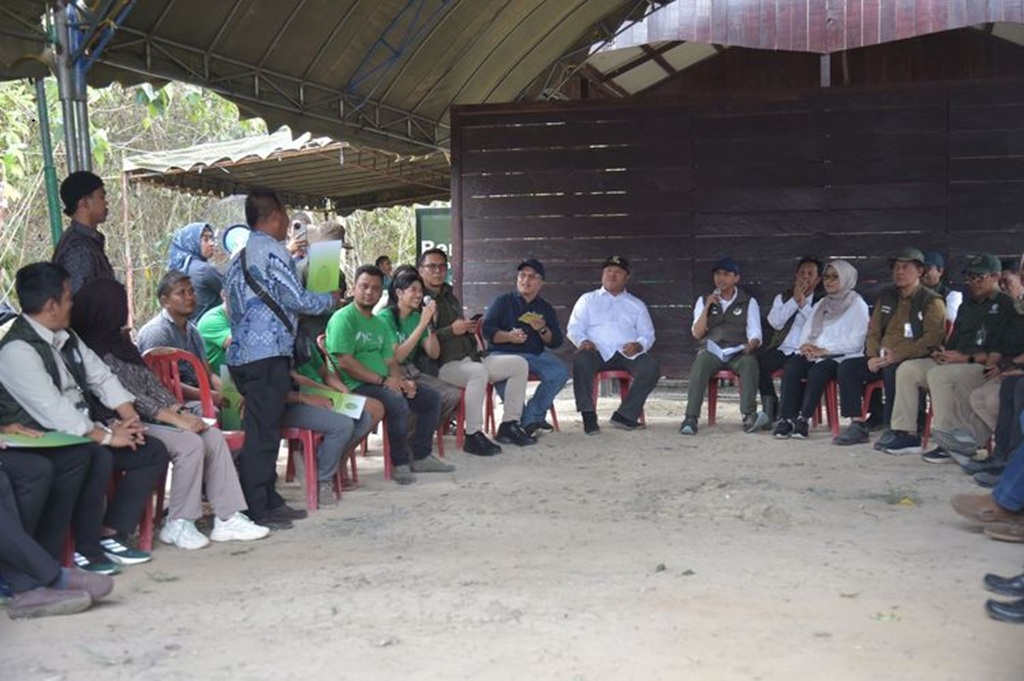 : Menhut Raja Juli Antoni menggelar dialog interaktif bersama enam kelompok penerima Perhutanan Sosial asal Kalimantan Timur dan Kalimantan Utara. (foto: Humas Kemenhut)