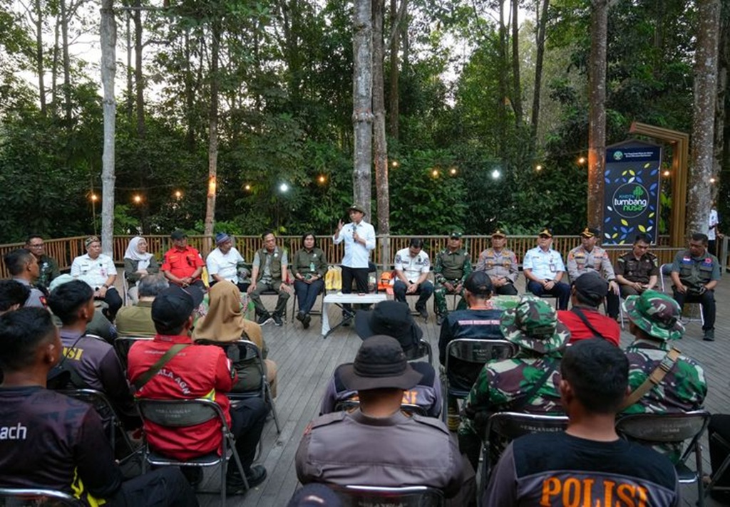 : Menteri Kehutanan (Menhut) Raja Juli Antoni meninjau langsung upaya penanganan kebakaran hutan dan lahan (karhutla) di Camp Peat Tumbang Nusa, Kabupaten Pulang Pisau, Kalimantan Tengah. (Foto: Humas Kemenhut)