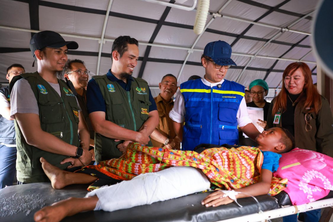 : Menteri Kesehatan (Menkes) Budi Gunadi Sadikin saat meninjau pasien korban gempa NTT yang mengalami patah tulang akibat tertimpa bangunan. (Foto: Humas Kemenkes)