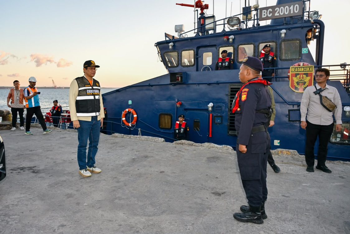 : Menteri Keuangan (Menkeu), Purbaya Yudhi Sadewa meninjau langsung Pangkalan Sarana Operasi (PSO) Bea Cukai Kupang dalam rangka kunjungan kerja ke Provinsi Nusa Tenggara Timur (NTT), Jumat (7/8/2026). (Foto: Ismadi Amrin/InfoPublik)
