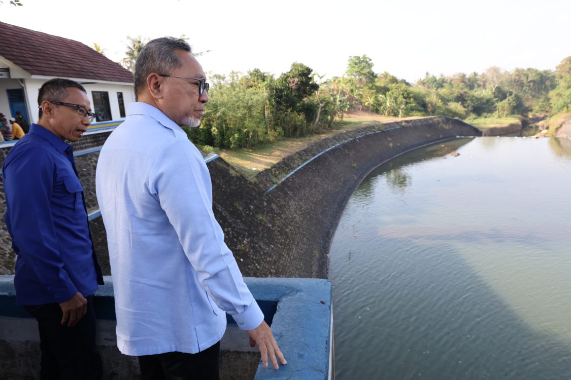 : Menteri Koordinator Bidang Pangan Zulkifli Hasan menghadiri kegiatan “Jagong Tani Guyup Rukun bersama Bapak Menko Pangan” bersama pengurus IHIPPA, GHIPPA, HIPPA, kepala blok, dan subblok irigasi se-Daerah Irigasi (DI) Baru, Kabupaten Banyuwangi, Jawa Timur, Kamis (20/8/2026).(Dok. Kemenko Pangan)
