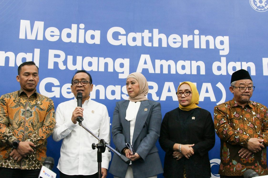 : Menteri Koordinator Bidang Pembangunan Manusia dan Kebudayaan (Menko PMK) Pratikno (baju putih) saat Media Gathering Gerakan Nasional Ruang Aman dan Nyaman Anak (Gernas RANA) di Media Center Kementerian Komunikasi dan Digital (Komdigi), Jakarta (Foto: Bismo Agung Soekarno Infopublik/Igid)