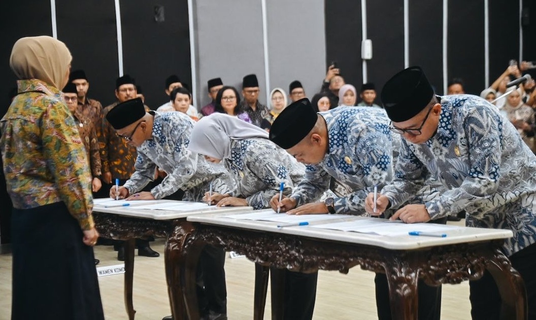 : Menteri Komunikasi dan Digital Meutya Hafid saat mengambil sumpah jabatan dan mengukuhkan tujuh anggota Komisi Informasi Pusat (KIP) Periode 2026–2030 di Kantor Kementerian Komdigi, Jakarta Pusat, Senin (3/8/2026) mengatakan meminta Komisi Informasi Pusat memperkuat perannya dalam menjaga keterbukaan informasi sebagai salah satu pilar demokrasi. (Foto: Humas Kemkomdigi)
