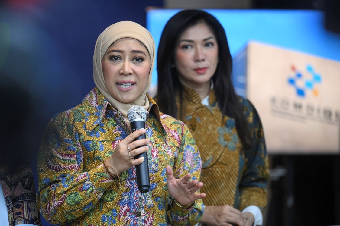 : Menkomdigi Meutya Hafid (kiri) didampingi Dirjen Komunikasi Publik dan Media Kemkomdigi Fifi Aleyda Yahya (kanan) menjawab pertanyaan wartawan saat media gathering di Jakarta, Senin (3/8/2026). Dalam kesempatan tersebut membahas sejumlah isu terkini, salah satunya tindakan tegas Kemkomdigi telah memberikan teguran terhadap platform Youtube terkait adanya konten tayangan dari pemengaruh (influencer) Bigmo yang mempromosikan produk rokok elektronik (vape) melibatkan anak-anak. (ANTARA FOTO/Hafidz Mubarak A/agr)