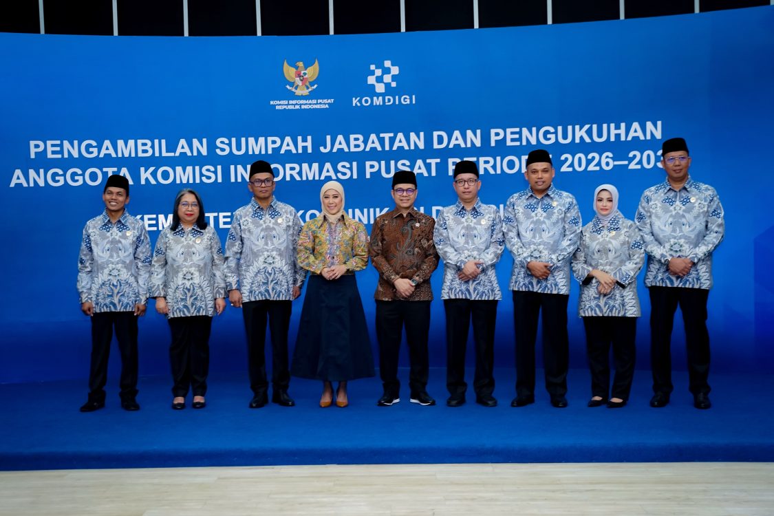 : Menkomdigi Meutya Hafid dan Wamenkomdigi Nezar Patria berpose usai Pengambilan Sumpah Jabatan dan Pengukuhan Anggota Komisi Informasi Pusat Periode 2026–2030 di Kantor Kementerian Komunikasi dan Digital, Jakarta., Senin (3/8/2026). (Foto: KPM Kemkomdigi)