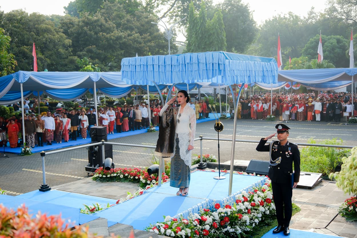 : Menteri Pariwisata, Widiyanti Putri Wardhana saat memimpin Upacara Peringatan HUT ke-81 Kemerdekaan Republik Indonesia di lingkungan Kementerian Pariwisata yang berlangsung di Gedung Sapta Pesona, Jakarta, Senin (17/8/2026)./Foto Humas Kementerian Pariwisata