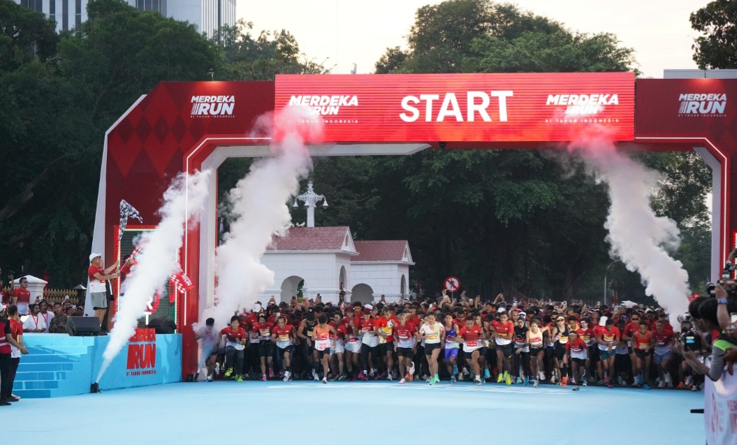 : Sekitar 12 ribu peserta memadati kawasan Istana Merdeka untuk mengikuti Merdeka Run 2026. Menpora Erick Thohir bersama Mensesneg Prasetyo Hadi dan Seskab Teddy Indra Wijaya melepas para peserta melalui prosesi flag off yang berlangsung meriah, Sabtu (29/8/2026)../Foto Amiryandi/InfoPublik