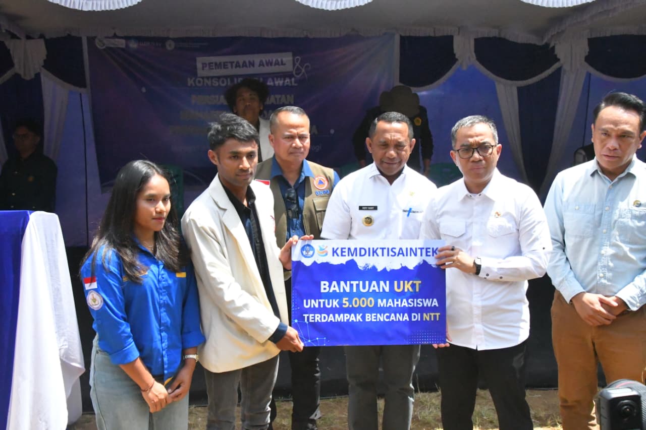: Kepedulian nyata pemerintah pusat melalui bantuan biaya pendidikan dan penguatan aksi kemanusiaan berbasis data merupakan langkah krusial dalam menyelamatkan masa depan mahasiswa terdampak bencana. Menristekdikti kunjungi posko bencana Manggarai, Rabu (26/8/2026).