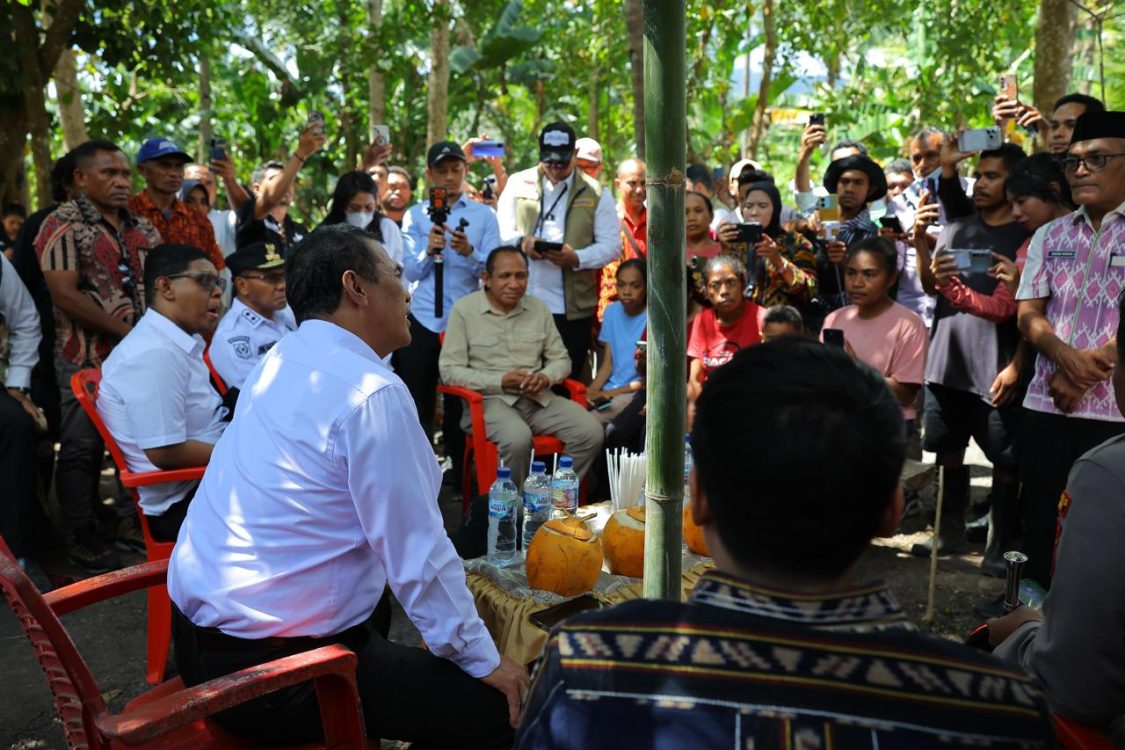 : Menteri Pertanian (Mentan) Andi Amran Sulaiman membatalkan agenda rapat pimpinan di Jakarta dan memilih terbang langsung ke Kabupaten Alor, Nusa Tenggara Timur, Sabtu (8/8/2026) meninjau situasi ketahanan pangan dan kondisi masyarakat petani di sana. (Foto: Dok. Kementan)