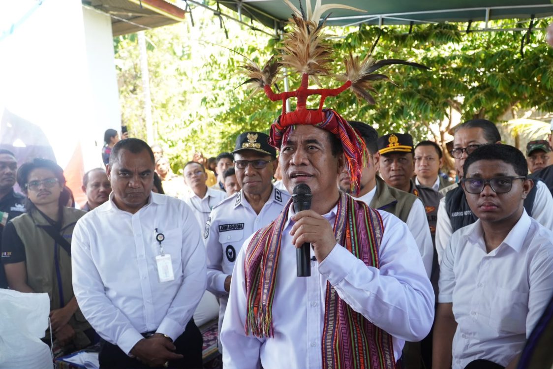 : Mentan Andi Amran Sulaiman saat mengecek langsung ketersediaan beras di Kabupaten Alor, Nusa Tenggara Timur (NTT), Sabtu (8/8/2026). (Dok. Kementan)
