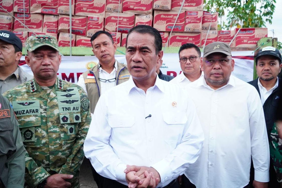 : Menteri Pertanian (Mentan), Andi Amran Sulaiman melepas langsung truk-truk bantuan pangan untuk masyarakat terdampak bencana di Nusa Tenggara Timur (NTT) dari Labuan Bajo, Rabu (19/8/2026). (Dok. Kementan)