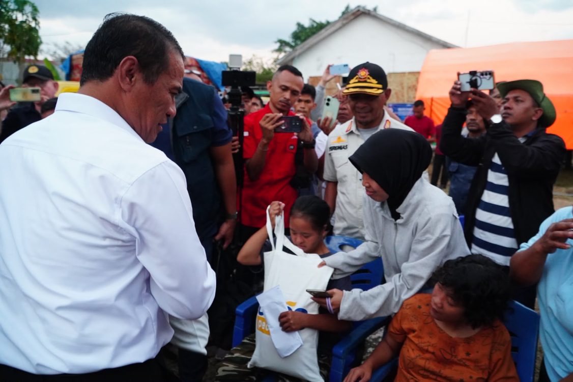 : Menteri Pertanian (Mentan), Andi Amran Sulaiman memastikan kebutuhan pangan masyarakat terdampak gempa di Nusa Tenggara Timur (NTT) sangat mencukupi, bahkan stok beras yang tersedia mampu menopang kebutuhan para pengungsi hingga satu tahun ke depan. Hal itu dikatakan Mentan saat meninjau lokasi terdampak gempa di Manggarai, NTT, Rabu (19/8/2026). (Dok. Kementan)