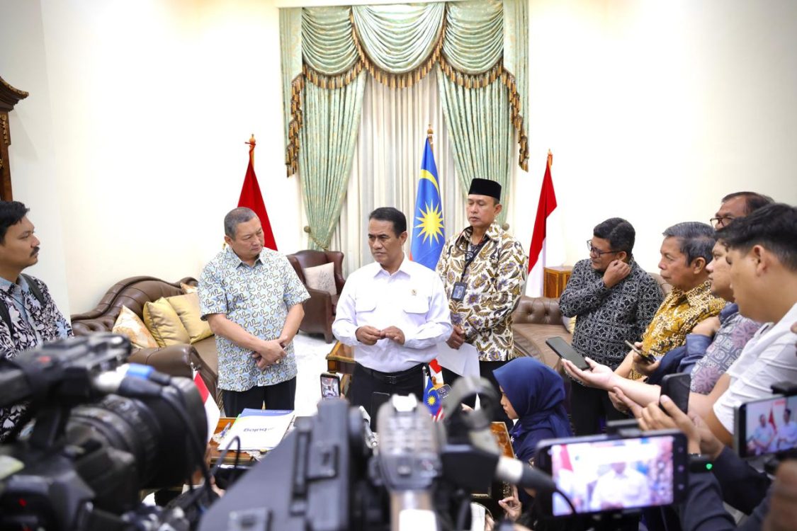 : Mentan Andi Amran Sulaiman menyaksikan penandatanganan Nota Kesepahaman (MoU) antara Perum Bulog dengan Padi dan Beras Borneo Sdn. Bhd., perusahaan asal Malaysia, terkait rencana ekspor beras premium komersial dari Indonesia ke Malaysia. (Dok. Kementan)