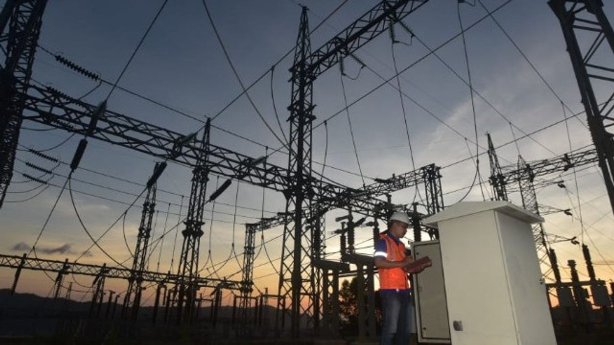 : Ilustrasi perawatan jaringan listrik PLN. (Foto: Dok.PT.PLN).
