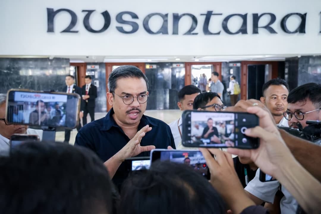 : Menteri Usaha Mikro, Kecil, dan Menengah (UMKM) Maman Abdurrahman usai menghadiri rapat koordinasi membahas Perpres tentang Ekosistem Transportasi Digital di Gedung Nusantara III, Jakarta, Senin (10/8/2026) mengatakan selain memberikan akses terhadap kebijakan UMKM, status usaha mikro juga diharapkan menjadi pintu masuk bagi pengemudi ojol untuk mengembangkan kapasitas ekonominya. Foto: Humas Kementerian UMKM