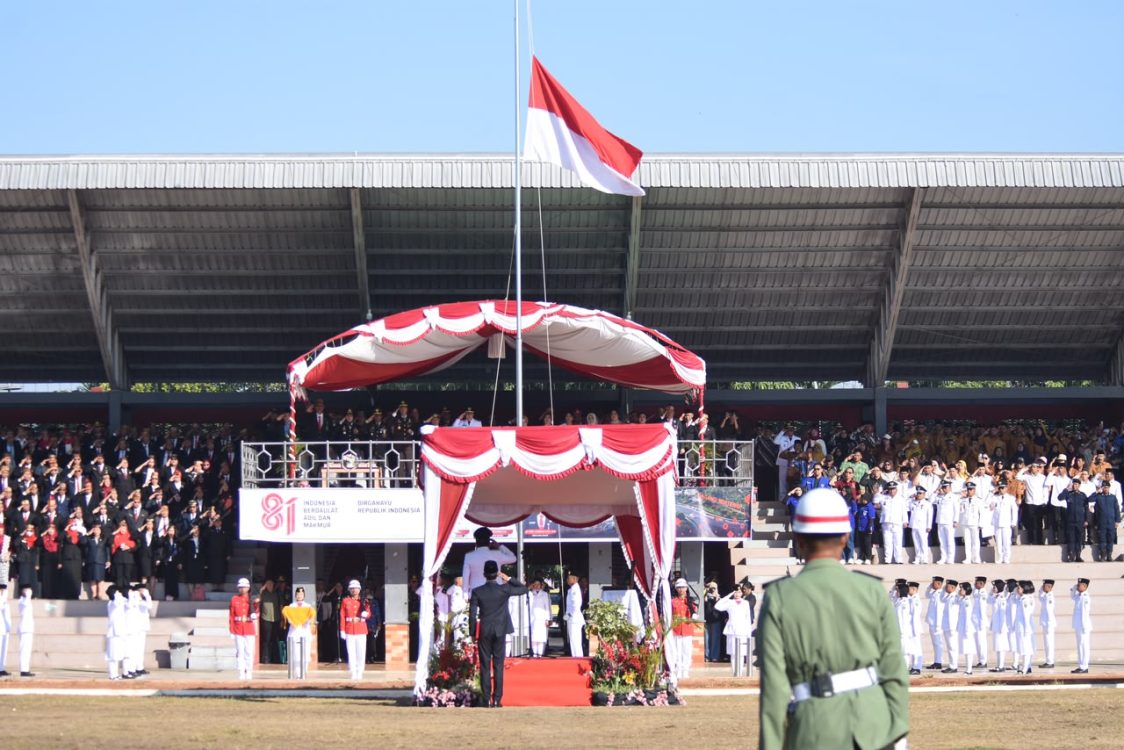 : Pasukan Pengibar Bendera Pusaka (Paskibraka) Kabupaten Kapuas berhasil mengibarkan bendera Merah Putih dengan lancar hingga berkibar di puncak tiang. - Foto: Mc.Kapuas