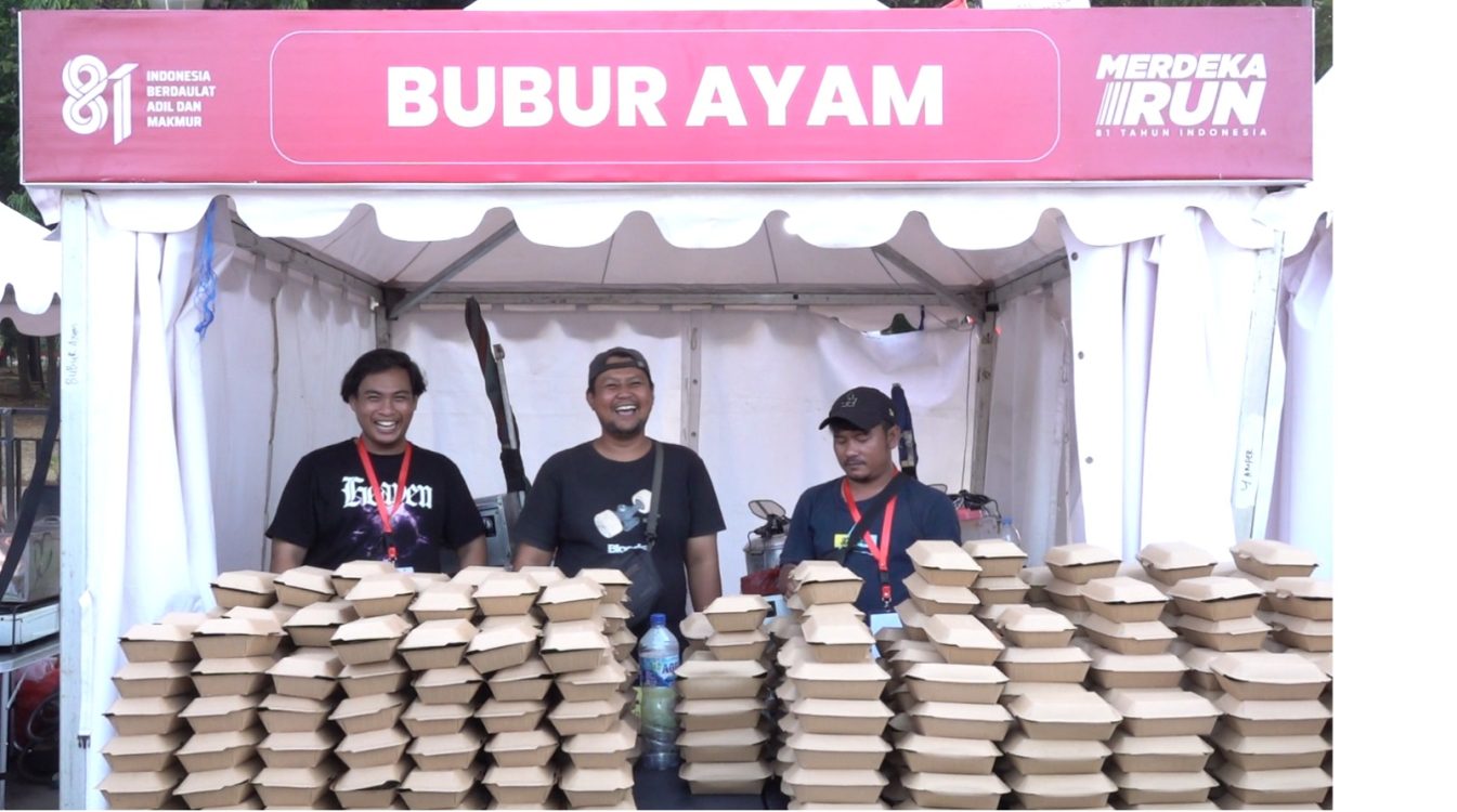 : Merdeka Run 2026 membawa berkah bagi pelaku UMKM. Salah satu usaha bubur ayam asal Tambun, Bekasi, mendapat pesanan sekitar 4.800 porsi untuk mendukung kegiatan di kawasan Monas, Jakarta. Pesanan tersebut bahkan mencapai puluhan kali lipat dibandingkan penjualan pada hari biasa. (Foto: Humas Kemenpora)