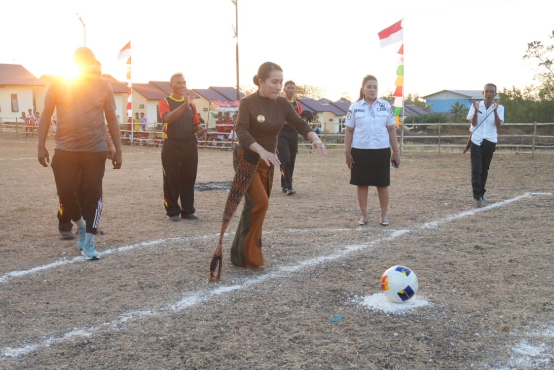 : Bupati Sumba Barat Daya Ratu Ngadu Bonnu Wulla menghadiri dan membuka Turnamen Donyon C Cup di Lapangan Mako Brimob Batalyon C desa Pigo Tena Kecamatan Loura, Rabu (12/08/2026).