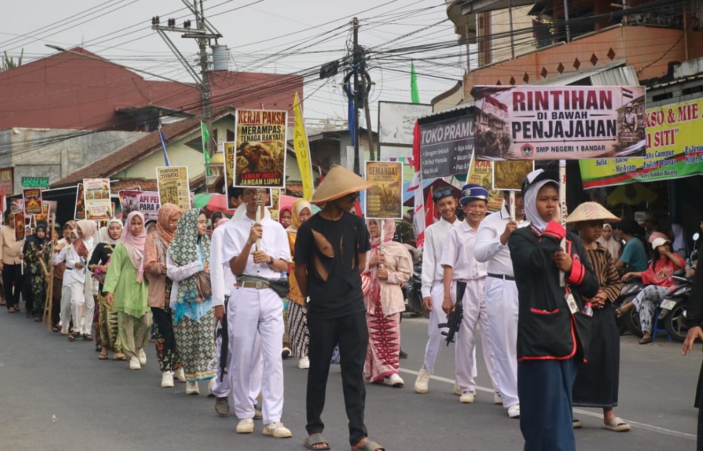 : Meriahnya Karnaval Kemerdekaan di Bandar, Peserta Tampilkan Ragam Kreativitas.