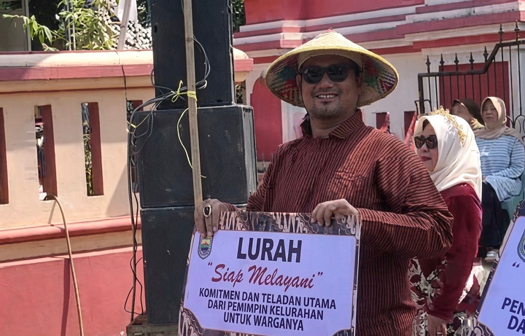 : Lurah Proyo Selatan Fariz Mukti mengikuti karnaval dalam rangka memeriahkan HUT Ke-81 RI.