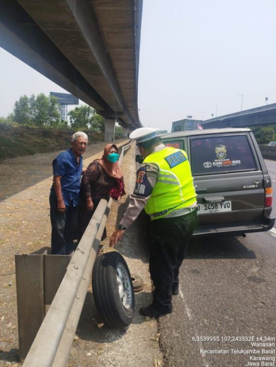 Mobil Pasangan Lansia Alami Gangguan Ban di Tol Cikampek, PJR Cikampek Sigap Bantu