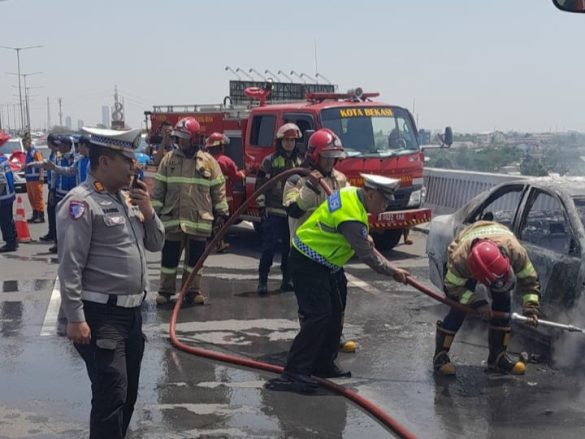 Mobil Terbakar di Layang MBZ, PJR Cikampek Sigap Selamatkan Pengemudi dan Penumpang Lansia