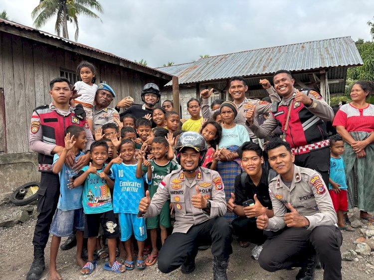 Naik Sepeda Motor Antar Bantuan, Kapolres Manggarai Timur Jangkau 156 Warga di Kampung Podol