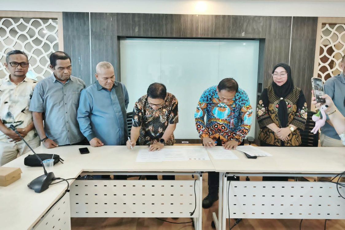 : Penandatanganan kesepakatan penyelesaian konflik antara nelayan Kabupaten Gorontalo Utara, Provinsi Gorontalo, dan nelayan Kabupaten Bolaang Mongondow Utara, Provinsi Sulawesi Utara, Jumat (28/8/2026). (foto:mcgorontaloprov/ Yanto)