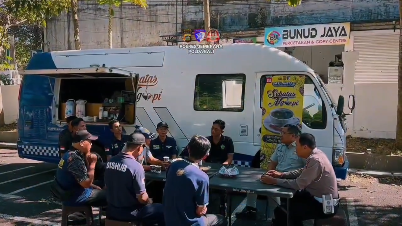 Ngopi Sambil Edukasi, Satlantas Polres Jembrana Ajak Juru Parkir Tingkatkan Keselamatan Berlalu Lintas