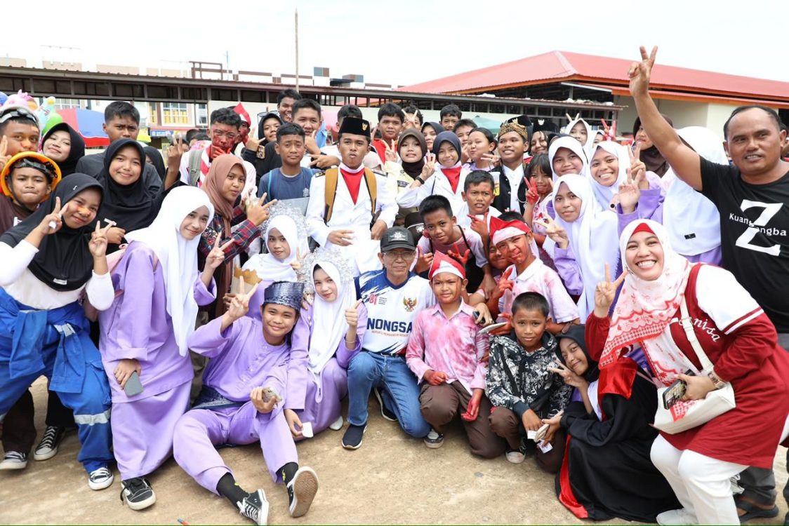 : Wali kota Batam, Amsakar Achmad, bersama peserta Nostalgia di Nongsa di Kompleks Ruko Summerland, Kelurahan Batu Besar, Kecamatan Nongsa, Minggu (30/8/2026). HUMAS DISKOMINFO BATAM / DHEO ANANDA PUTRA
