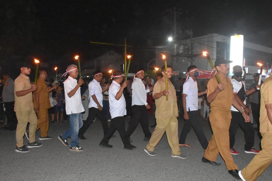 : Nyala obor yang dibawa para pegawai dari seluruh organisasi perangkat daerah (OPD) di lingkungan Pemerintah Kabupaten Bireuen menerangi sejumlah ruas jalan di pusat Kota Bireuen, Minggu (16/8/2026) malam. - Foto: Mc.Bireuen