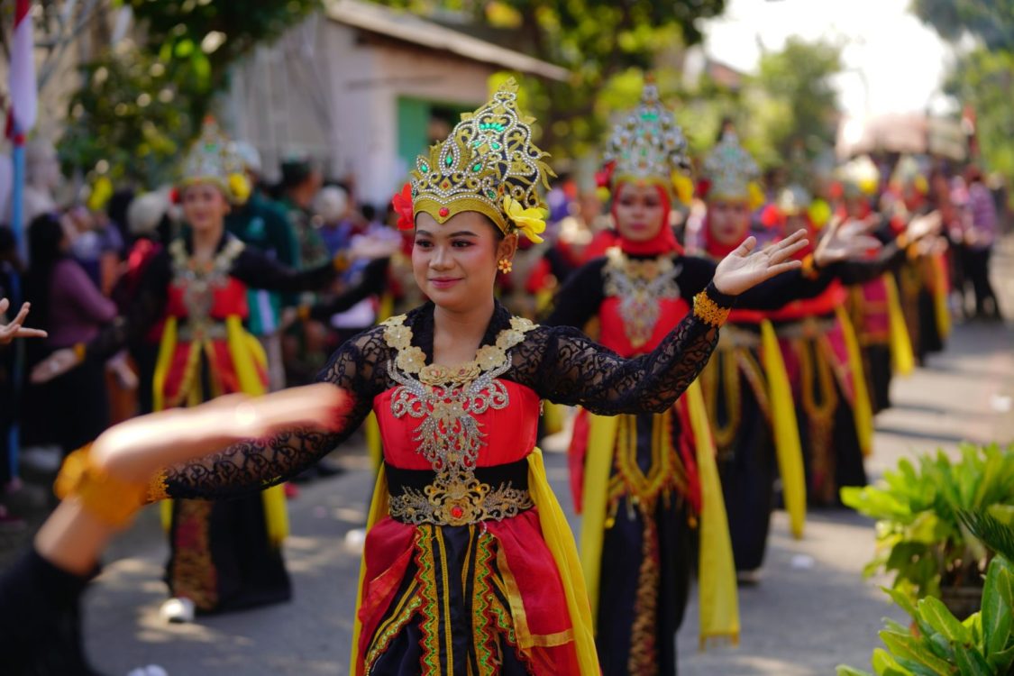 : Ribuan Warga Meriahkan Pawai Budaya Extravaganza Sumbertaman