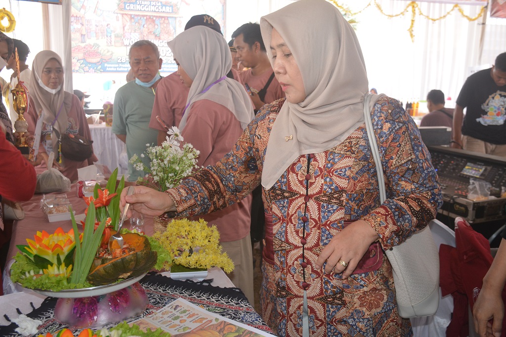 : Wakil Ketua Tim Penggerak PKK Batang Sri Rejeki Suyono mencicipi hasil lomba olahan menu berbahan baku labu dalam Wonotunggal Expo di RTH Alun-alun Wonotunggal, Kabupaten Batang.