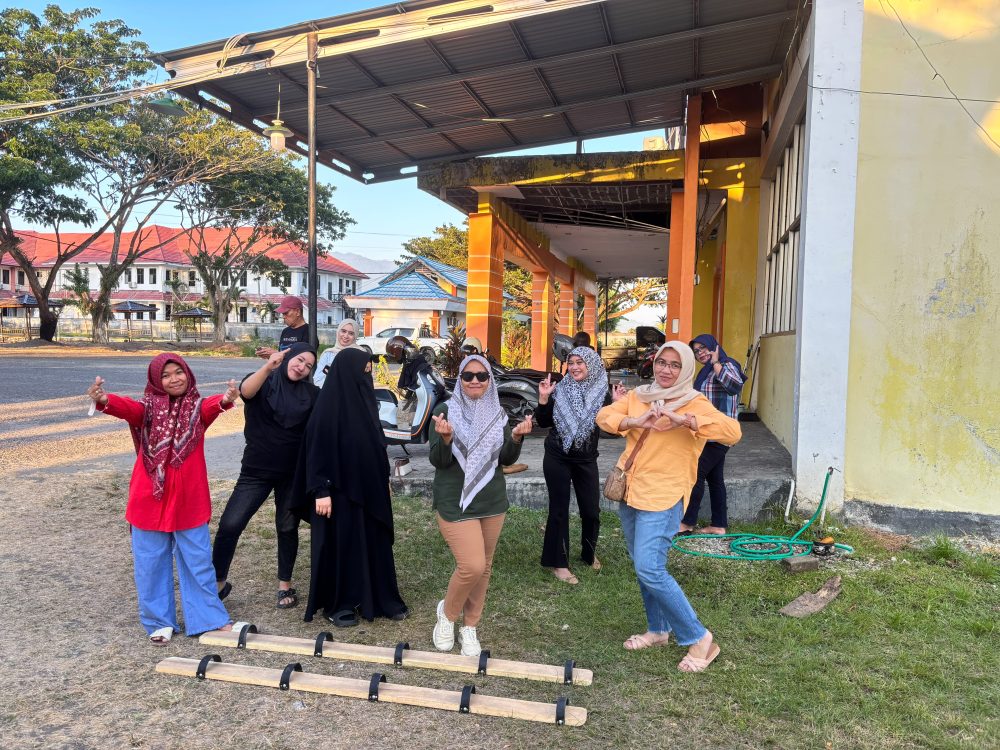 : Semarak latihan olahraga tradisional di Dinas Kumperindag Provinsi Gorontalo. (Foto Yuyun)