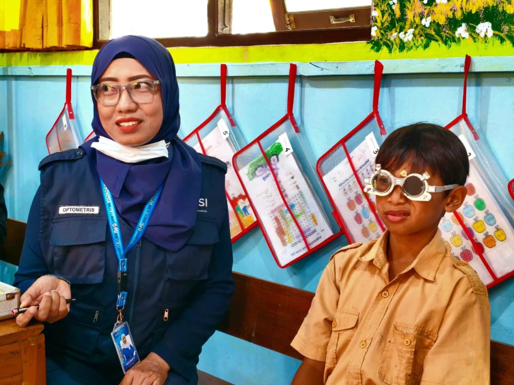 : Deteksi dini kesehatan penglihatan sejak usia sekolah merupakan langkah strategis untuk mendukung kemampuan belajar serta tumbuh kembang anak secara optimal. OPSI Sleman gelar baksos pemeriksaan mata siswa SDN Sukoharjo, Selasa (18/8/2026).