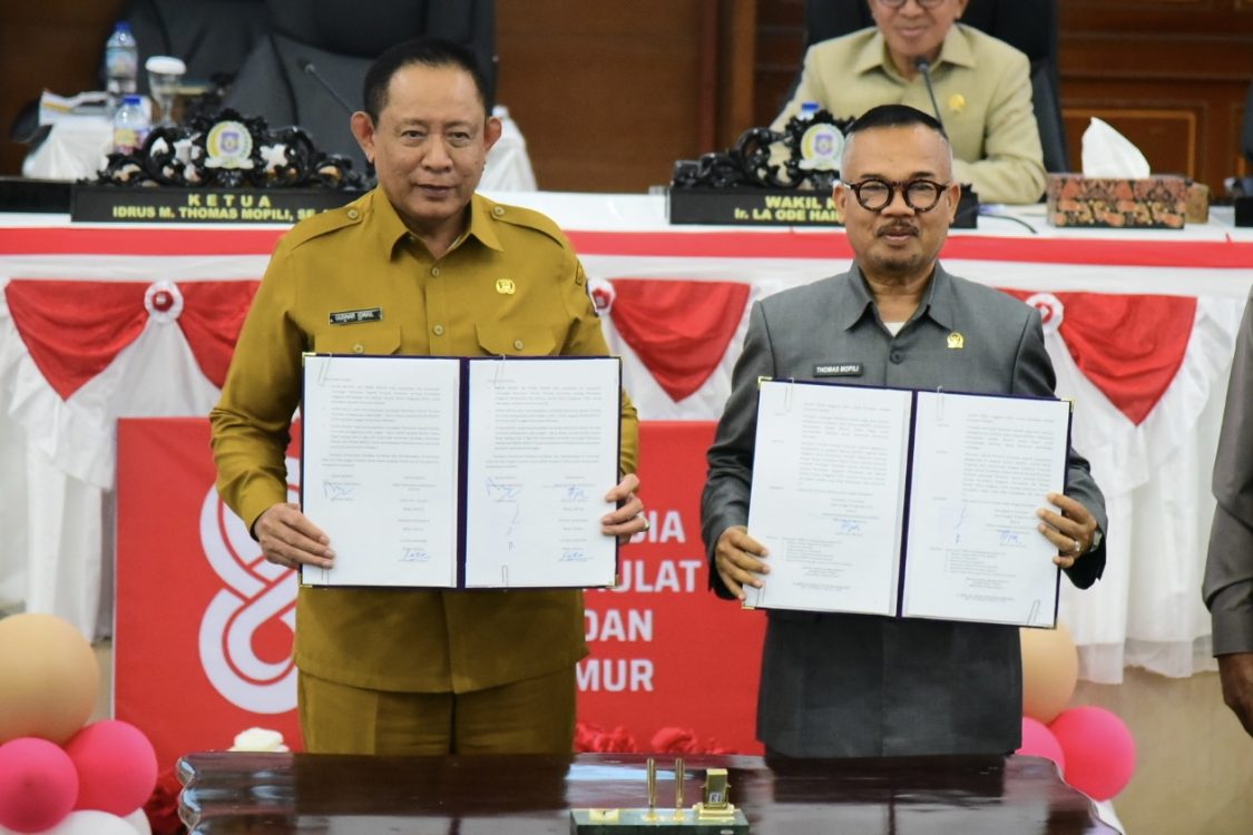 : Gubernur Gorontalo Gusnar Ismail dan Ketua DPRD Provinsi Gorontalo Thomas Mopili pada Rapat Paripurna DPRD tingkat II terhadap Perubahan APBD Provinsi Gorontalo.