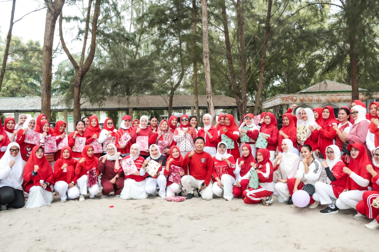 : Gabungan organisasi wanita di lingkungan Pemerintah Kabupaten Serdang Bedagai (Pemkab Sergai) menyemarakkan HUT ke-81 Kemerdekaan Republik Indonesia di Pantai Romantis, Kamis (13/8/2026)/ MC Sergai.