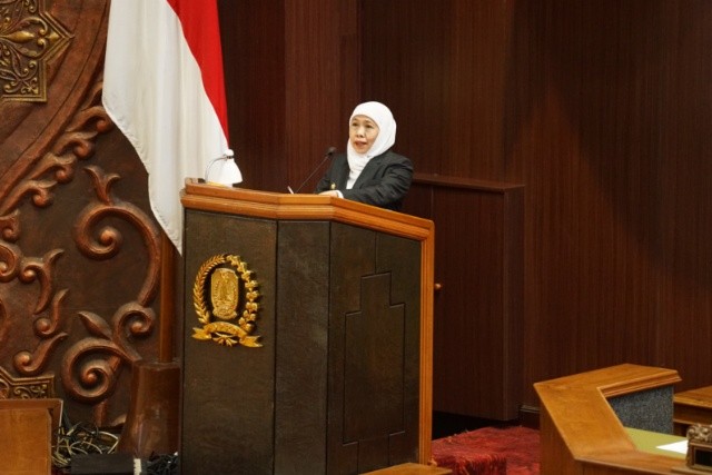: Gubernur Jawa Timur, Khofifah Indar Parawansa, secara resmi menyampaikan, jawaban atas Pemandangan Umum (PU) fraksi-fraksi di Dewan Perwakilan Rakyat Daerah (DPRD) Provinsi Jawa Timur. - Foto: Mc.Jatim