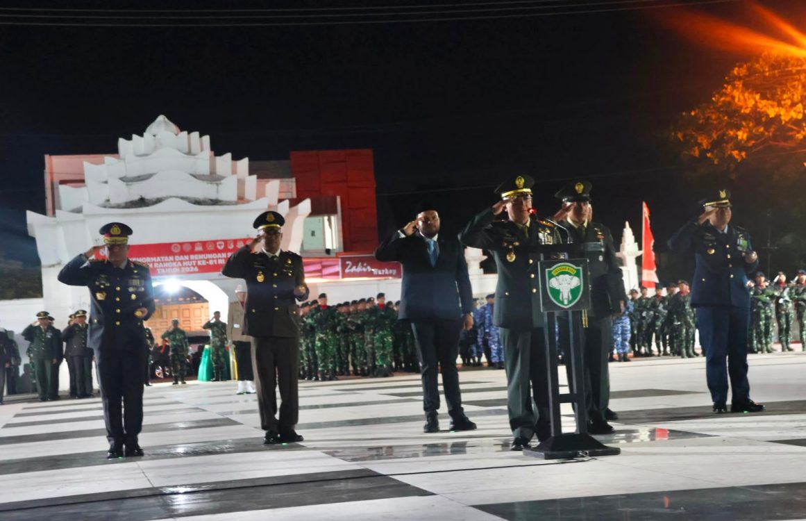 : Pangdam Iskandar Muda, Mayjen Joko Hadi Susilo, memimpin apel kehormatan dan renungan suci yang digelar di Taman Makam Pahlawan (TMP) Banda Aceh. (ist)