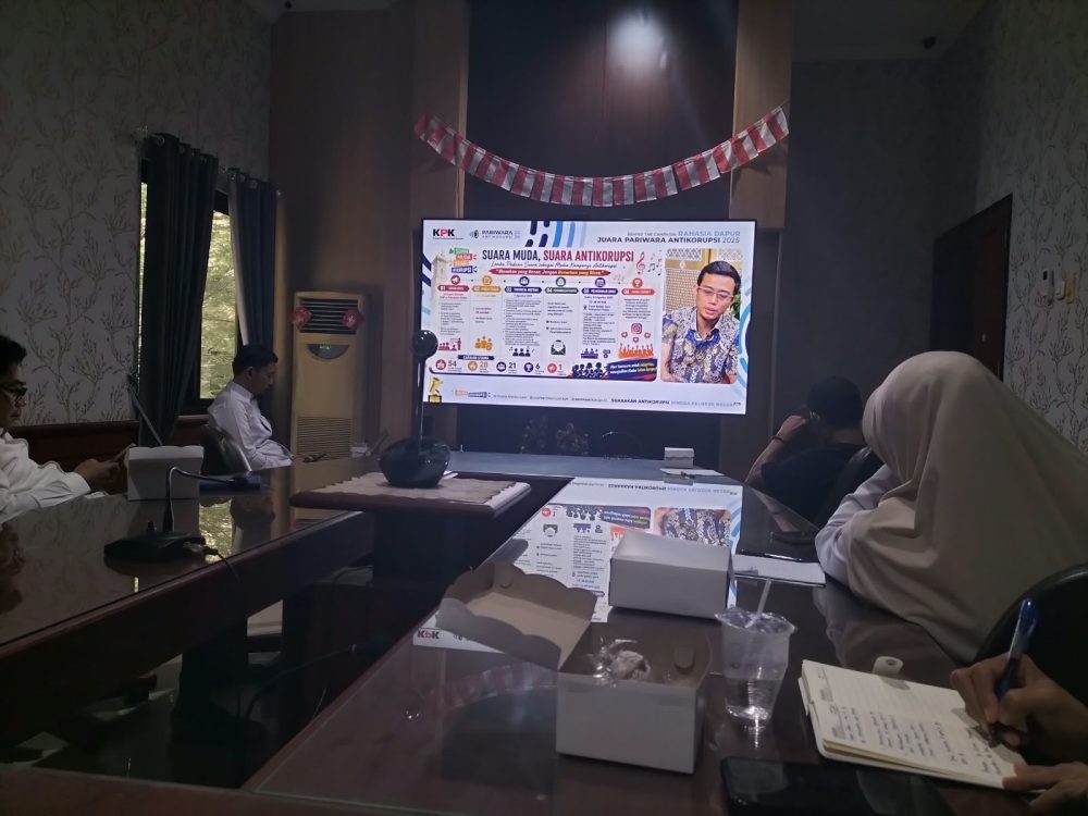 : Suasana pembekalan daring Behind The Campaign: Rahasia Dapur Juara Pariwara Antikorupsi 2025 dari Ruang Rapat Bupati Parigi Moutong, Rabu (12/8/2026).
