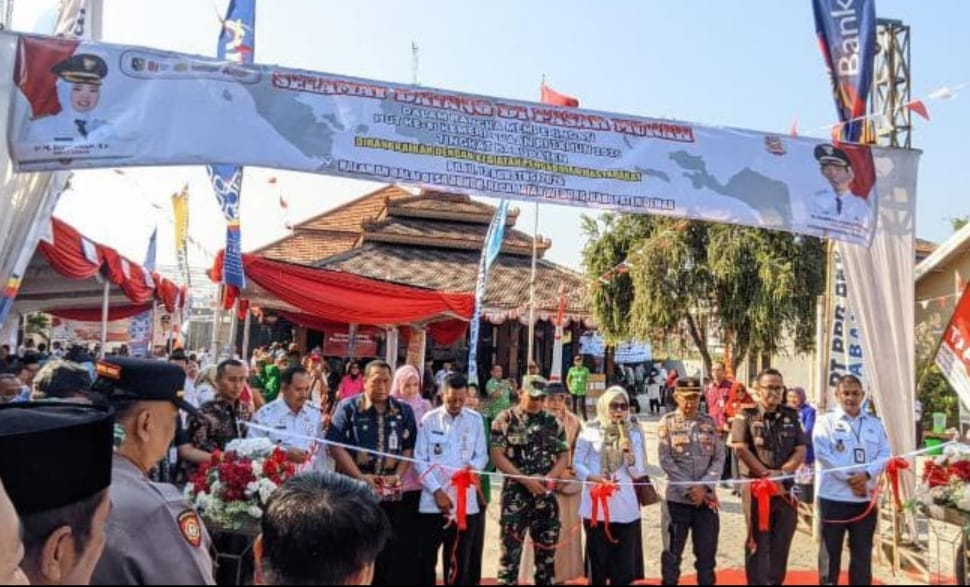 : Bupati Demak Eisti’anah Rabu (12/8/2026) membuka pasar murah dalam rangka Peringatan HUT ke-81 Kemerdekaan RI di Halaman Balai Desa Bongo Kecamatan Wedung, Rabu (12/08/26). Pasar murah di gelar juga sebagai upaya menjaga stabilitas harga kebutuhan pokok, mengendalikan inflasi daerah dan meningkatkan daya beli masyarakat, serta sebagai wujud kegiatan pengabdian masyarakat. - Foto: Mc.Demak