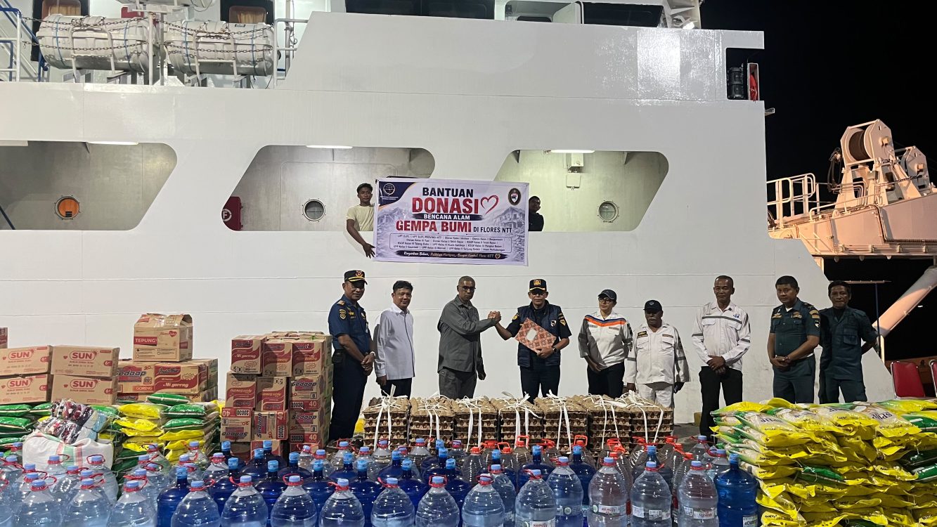 : Kementerian Perhubungan mengoptimalkan transportasi laut untuk mempercepat distribusi bantuan kemanusiaan dan mobilisasi personel ke wilayah terdampak gempa di Flores, Nusa Tenggara Timur. Bantuan logistik yang diangkut kapal PSO PT PELNI mendapat pembebasan tarif 100 persen. (Foto: Humas Kemenhub)