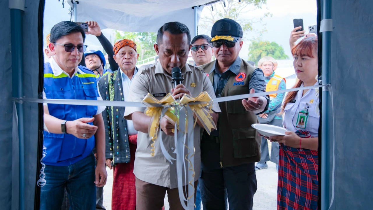: Bupati Manggarai, Herybertus Geradus Laju Nabit meresmikan Rumah Sakit Lapangan di Kompleks Bandar Udara Frans Sales Lega Ruteng, Kamis (27/08).