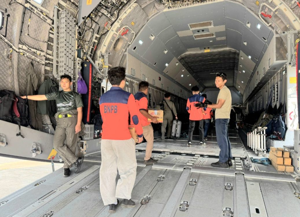 : Proses distribusi bantuan logistik di Pos Pendukung Logistik Nasional Halim Perdanakusuma Jakarta untuk masyarakat terdampak Gempa Nusa Tenggara Timur melalui jalur udara via Bandara Halim Perdana Kusuma, Jakarta (17/8/2026). (Dok. BNPB).