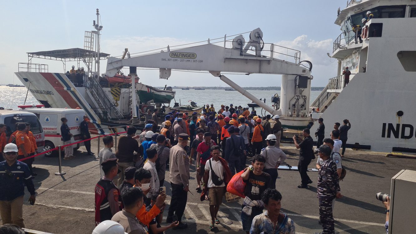 : Kementerian Perhubungan melalui Direktorat Jenderal Perhubungan Laut telah mengerahkan Kapal Negara Patroli KN. Grantin P. 211 dari Pangkalan Penjagaan Laut dan Pantai (PLP) Kelas II Tanjung Perak serta Kapal Negara Kenavigasian KN Masalembo dari Distrik Navigasi Tipe A Kelas I Tanjung Perak untuk membantu proses evakuasi korban insiden terbakarnya KMP Mutiara Sentosa II./Foto Humas Kementerian Perhubungan