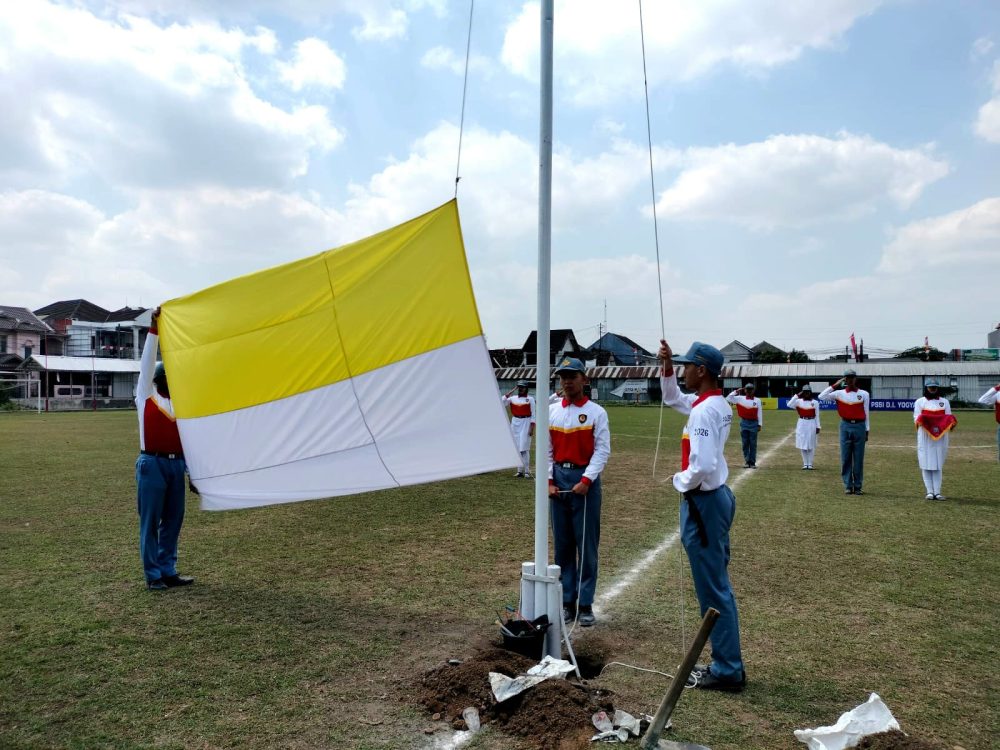 : Kedisiplinan, ketepatan gerakan, serta ketahanan fisik dan mental menjadi kunci utama keberhasilan pengibaran Sang Merah Putih pada peringatan Hari Kemerdekaan. Paskibra Kapanewon Gamping mengintensifkan pemantapan latihan formasi, Selasa (11/8/2026).