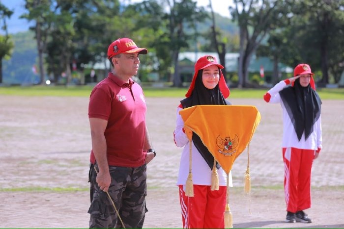 : Peserta Paskibraka Kabupaten Aceh Besar mengikuti latihan pengibaran bendera dalam rangka persiapan upacara HUT ke-81 Kemerdekaan Republik Indonesia di Lapangan Bungong Jeumpa, Kota Jantho, Senin (10/8/2026).