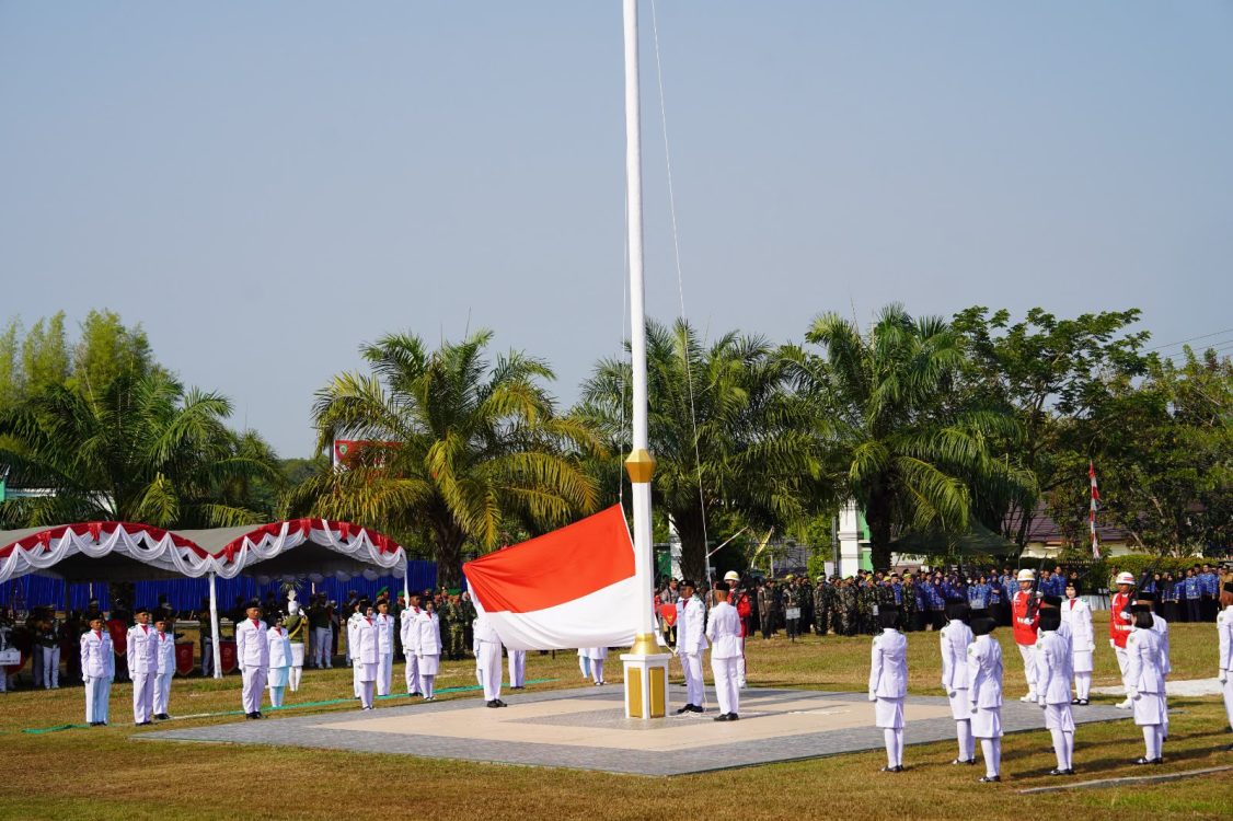 : 39 anggota Pasukan Pengibar Bendera Pusaka (Paskibraka) Kabupaten Balangan sukses menjalankan tugas mengibarkan Sang Merah Putih melalui formasi. - Foto: Mc.Balangan