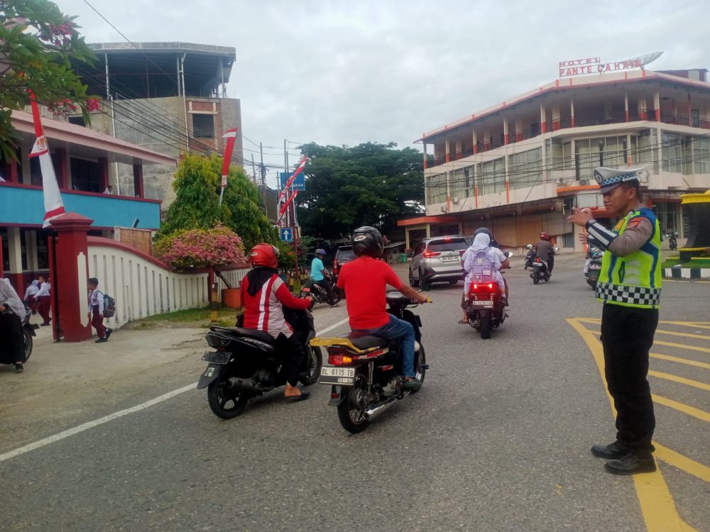 Pastikan Arus Lalin Aman dan Lancar, Satlantas Aceh Selatan Perkuat Pengaturan di Titik Rawan Kepadatan