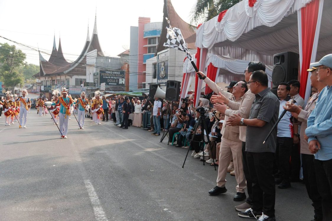 : Pawai alegoris dalam rangka memeriahkan Hari Ulang Tahun (HUT) ke-81 Kemerdekaan Republik Indonesia (RI) di Kota Batusangkar berlangsung meriah. (foto: MC Tanah Datar)